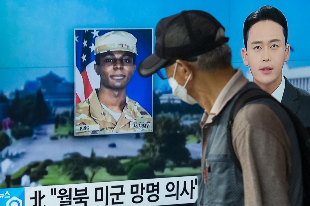 وصول الجندي الأميركي المُبعَد من كوريا الشمالية إلى الولايات المتحدة 